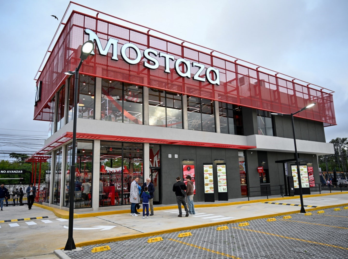 MOSTAZA NO PARA: ABRE SU LOCAL N°199 EN TIGRE Y LANZA UNA COLECCIÓN DE DINOSAURIOS CON DISCOVERY
