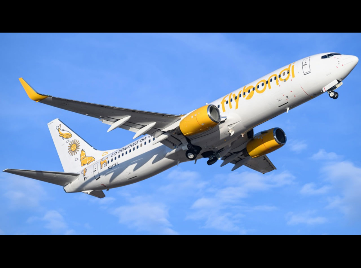 Flybondi incorpora el pago en dólares con tarjeta de débito para vuelos internacionales
