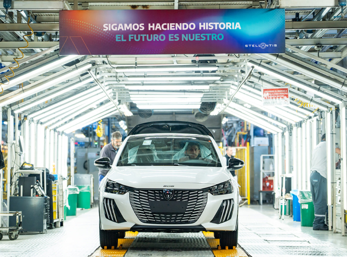 Stellantis inicia en El Palomar la producción de vehículos con tecnología híbrida.
