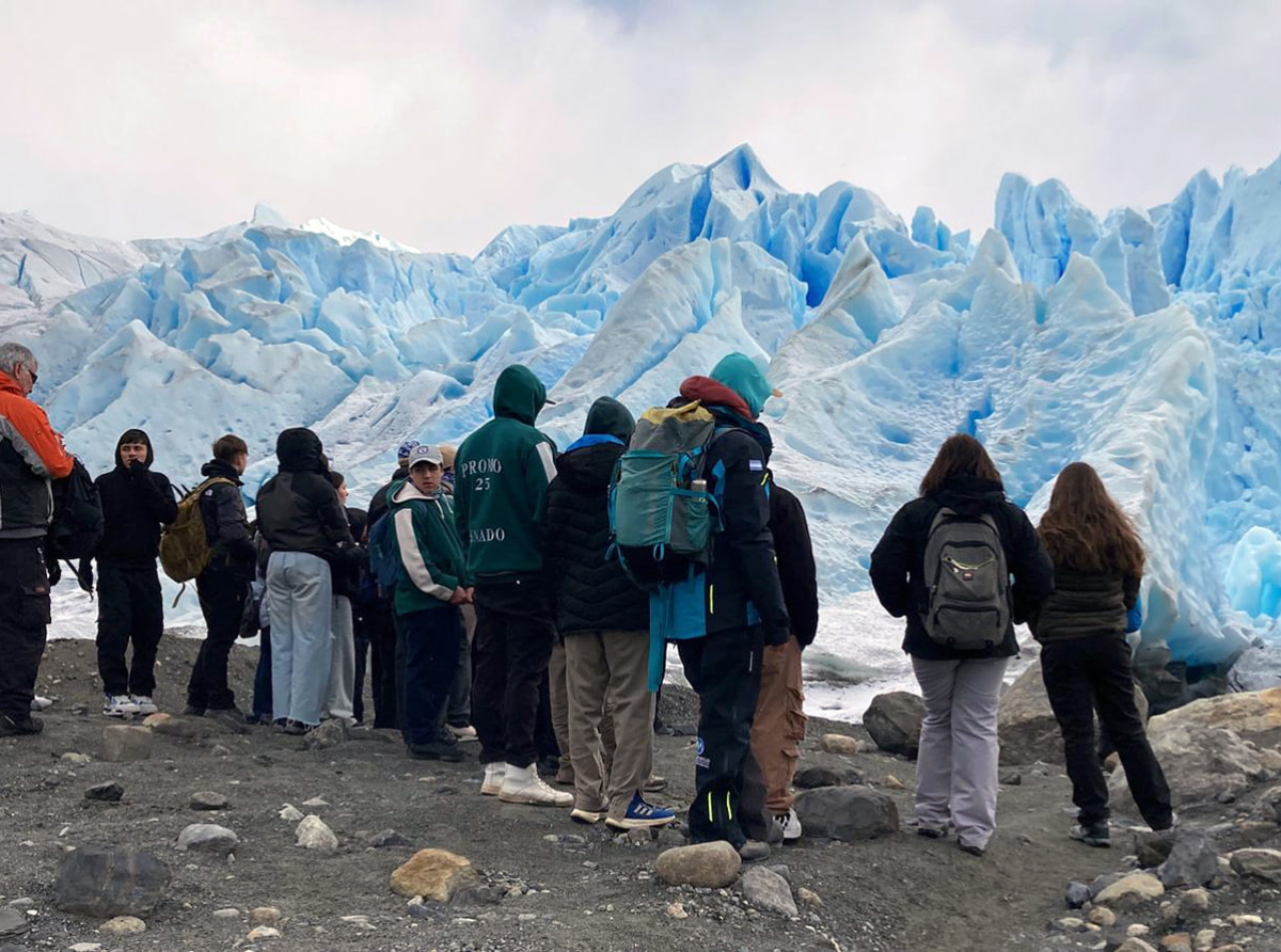 Experiencia pedagógica en el corazón del Glaciar Perito Moreno: alumnos recorren las instalaciones de Hielo y Aventura.