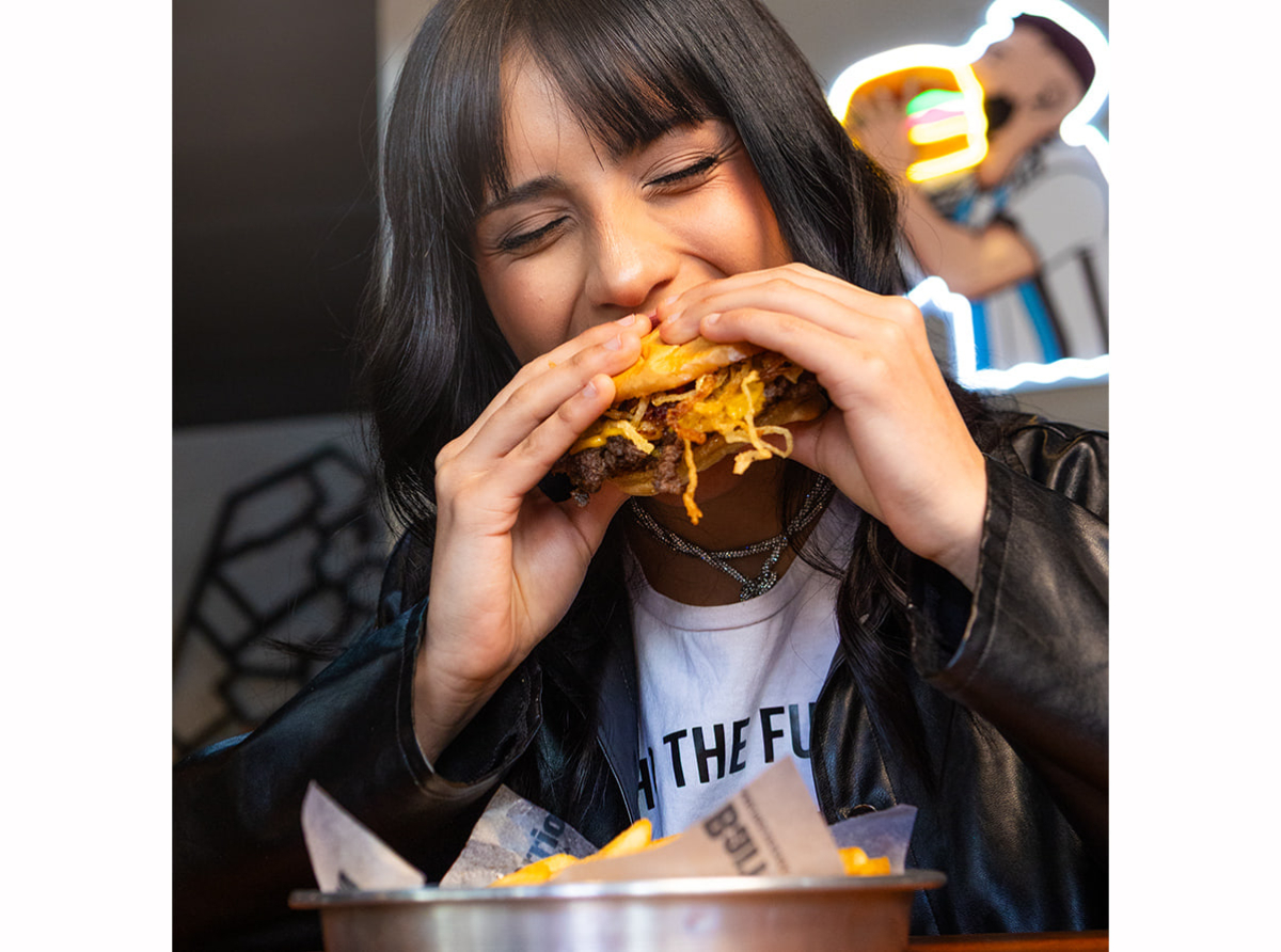 Lali tiene doble, y Mi Barrio, nueva campaña: La hamburguesería redobla la apuesta con humor, música y sabor argentino.