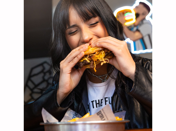 Lali tiene doble, y Mi Barrio, nueva campaña: La hamburguesería redobla la apuesta con humor, música y sabor argentino.