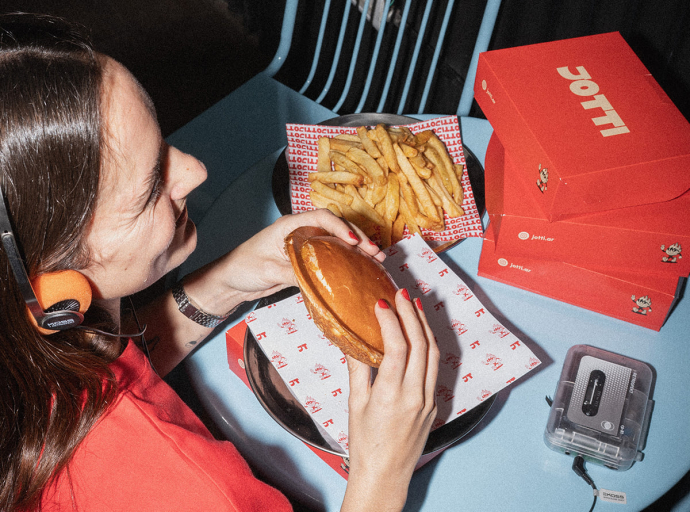 ¡Explosión de sabor en Plaza Serrano! Abrió Jotti, el nuevo hotspot que redefine el &quot;prensado gourmet&quot; en un pan brioche sellado.