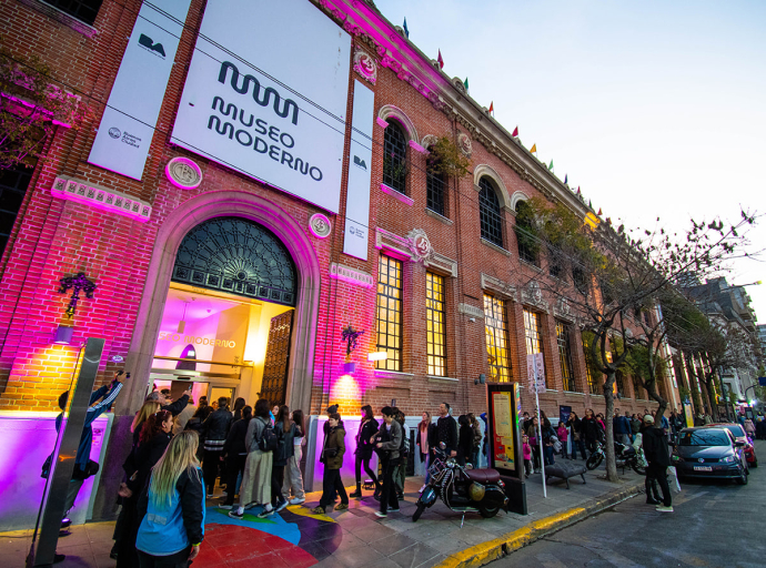 ¡La Noche de los Museos celebra sus 21 años con una edición récord: 300 espacios, transporte gratuito y Marta Minujín como protagonista!