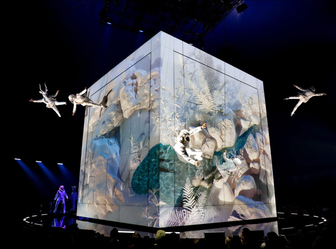 La magia se vuelve real: los proyectores Epson dan vida a las ilusiones imposibles en el nuevo show &quot;ALIZÉ&quot; de Cirque du Soleil en Berlín.